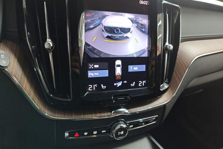 Used Volvo XC60 2021 T5 4x4 Smart Luxury Edition Audio And AC Panel