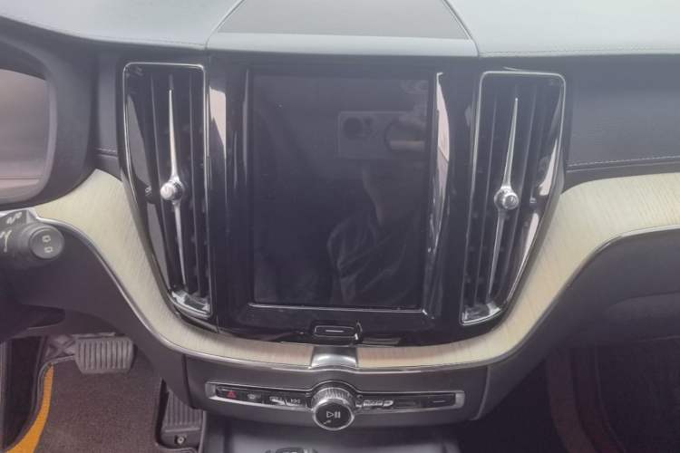 Used Volvo XC60 2021 T5 4x4 Smart Luxury Edition Audio And AC Panel
