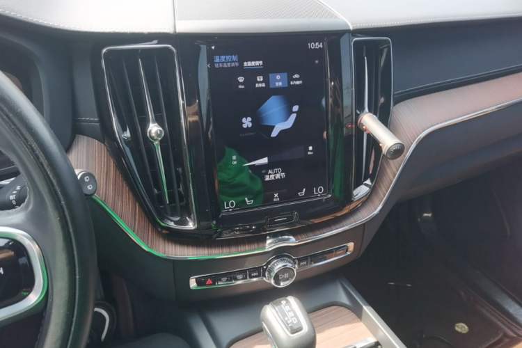Used Volvo XC60 2021 T5 4x4 Smart Luxury Edition Audio And AC Panel
