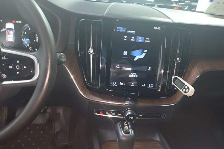 Used Volvo XC60 2021 T5 4x4 Smart Luxury Edition Audio And AC Panel