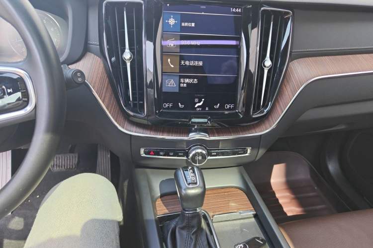 Used Volvo XC60 2021 T5 4x4 Zhiya Luxury Edition Audio And AC Panel
