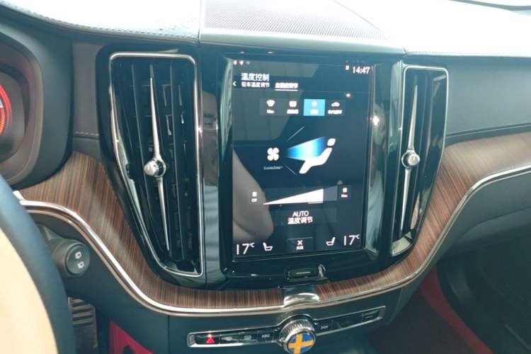 Used Volvo XC60 2021 T5 4x4 Smart Luxury Edition Audio And AC Panel