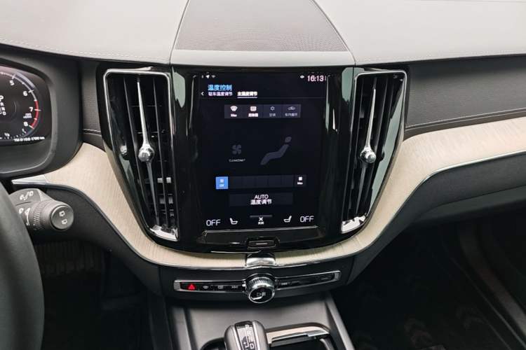 Used Volvo XC60 2021 T5 4x4 Smart Luxury Edition Audio And AC Panel