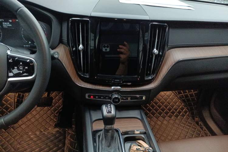 Used Volvo XC60 2021 T5 4x4 Smart Luxury Edition Audio And AC Panel