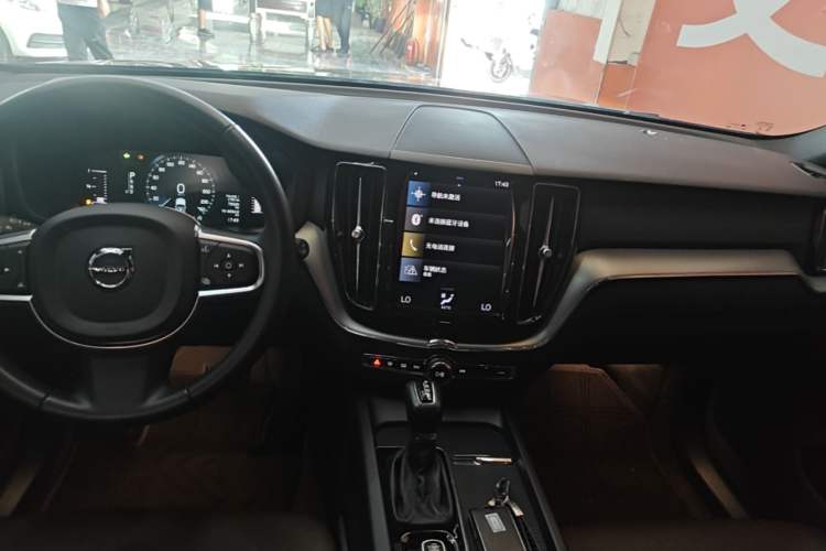 Used Volvo XC60 2021 T5 4x4 Smart Luxury Edition Audio And AC Panel