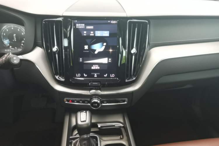 Used Volvo XC60 2021 T5 4x4 Smart Luxury Edition Audio And AC Panel
