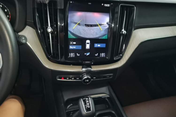 Used Volvo XC60 2021 T5 4x4 Smart Luxury Edition Audio And AC Panel