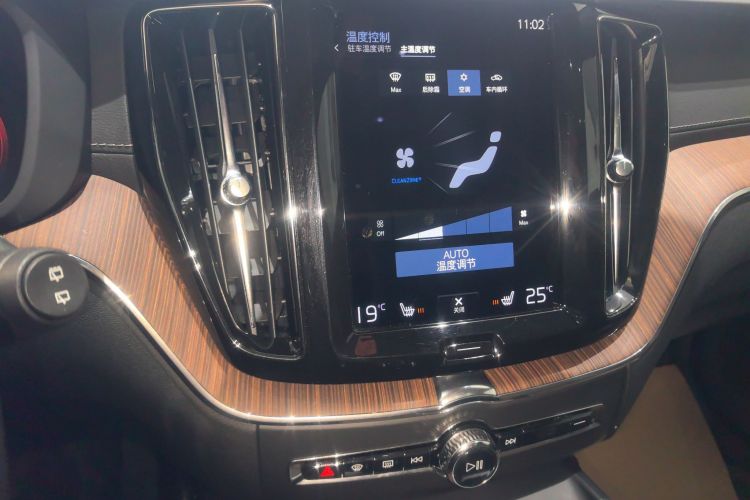 Used Volvo XC60 2021 T5 4x4 Smart Luxury Edition Audio And AC Panel