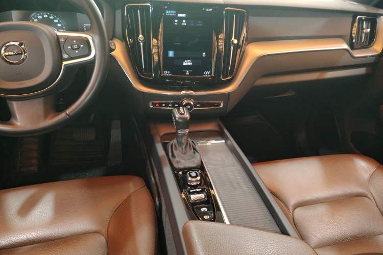 Used Volvo XC60 2021 T5 4x4 Smart Luxury Edition Audio And AC Panel