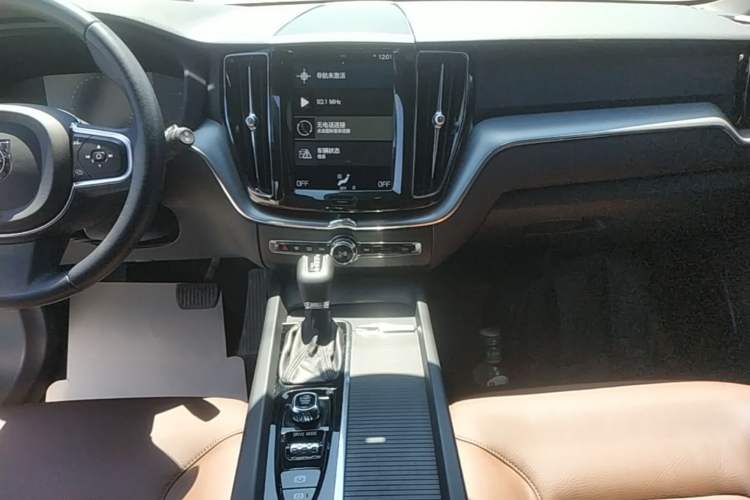 Used Volvo XC60 2021 T5 4x4 Smart Luxury Edition Audio And AC Panel