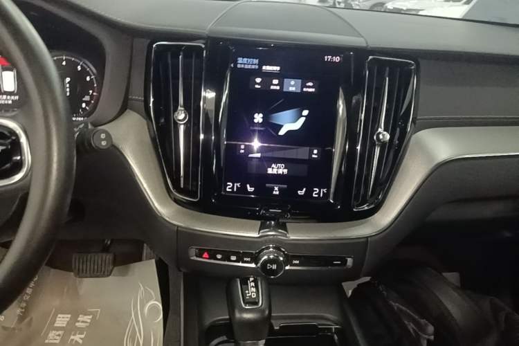 Used Volvo XC60 2021 T5 4x4 Smart Luxury Edition Audio And AC Panel