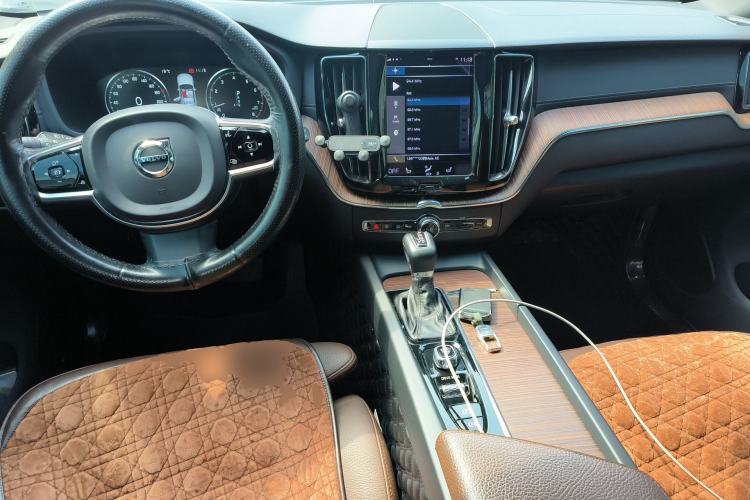 Used Volvo XC60 2021 T5 4x4 Smart Luxury Edition Center Console