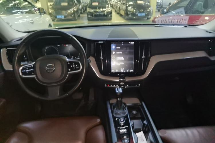 Used Volvo XC60 2021 T5 4x4 Smart Luxury Edition Center Console