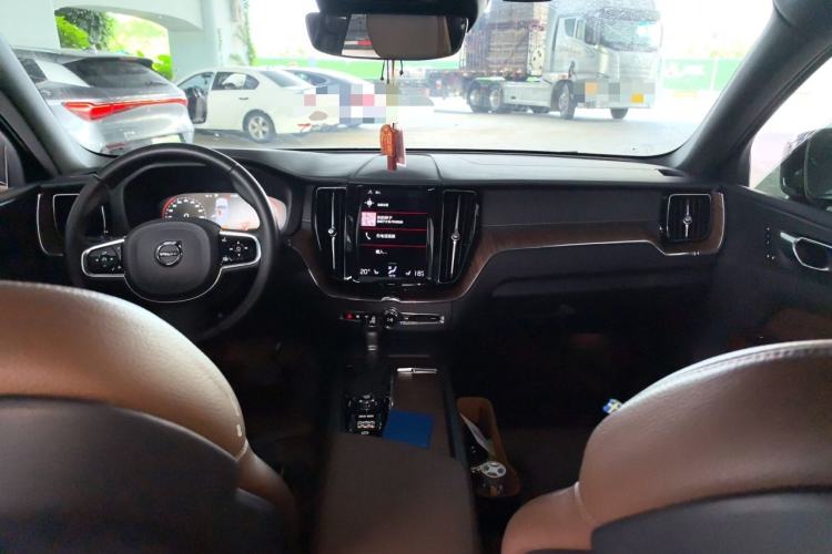Used Volvo XC60 2021 T5 4x4 Smart Luxury Edition Center Console
