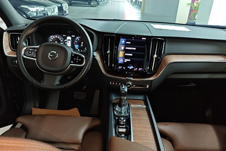 Used Volvo XC60 2021 T5 4x4 Smart Luxury Edition Center Console