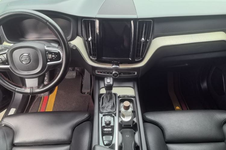 Used Volvo XC60 2021 T5 4x4 Smart Luxury Edition Center Console