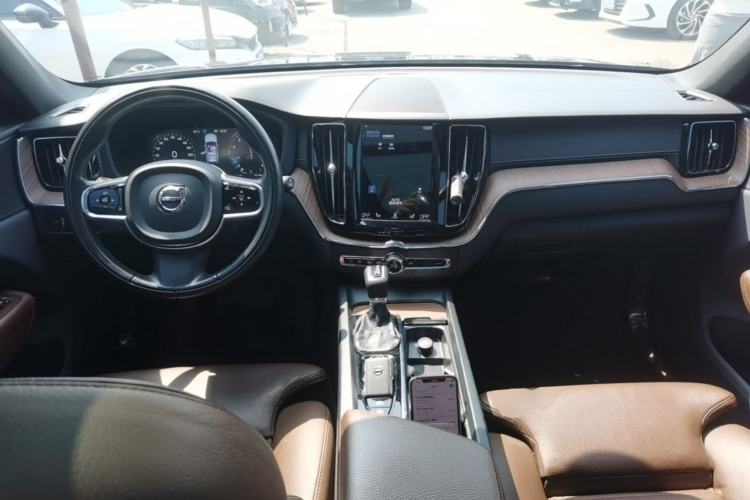 Used Volvo XC60 2021 T5 4x4 Smart Luxury Edition Center Console