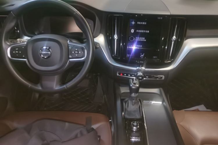 Used Volvo XC60 2021 T5 4x4 Smart Luxury Edition Center Console