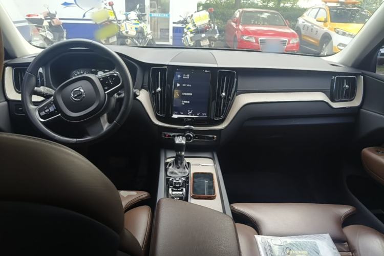 Used Volvo XC60 2021 T5 4x4 Smart Luxury Edition Center Console