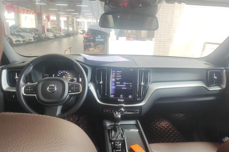 Used Volvo XC60 2021 T5 4x4 Smart Luxury Edition Center Console