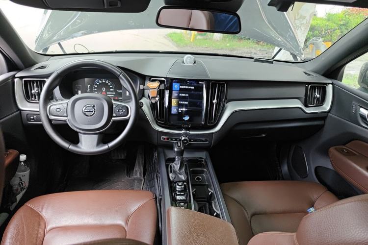 Used Volvo XC60 2021 T5 4x4 Smart Luxury Edition Center Console