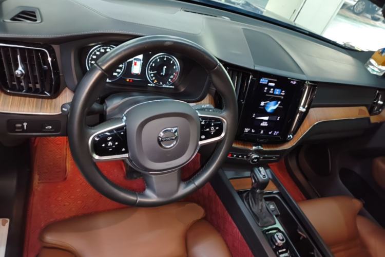 Used Volvo XC60 2021 T5 4x4 Smart Luxury Edition Center Console