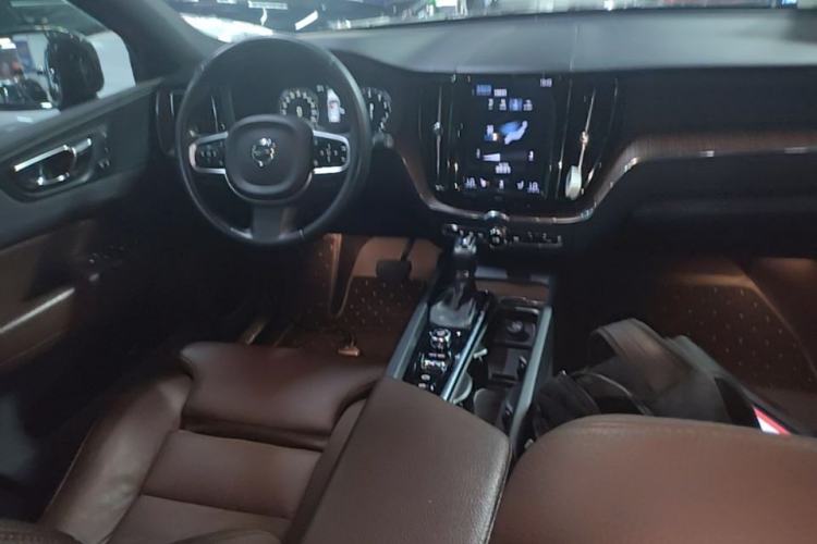Used Volvo XC60 2021 T5 4x4 Smart Luxury Edition Center Console