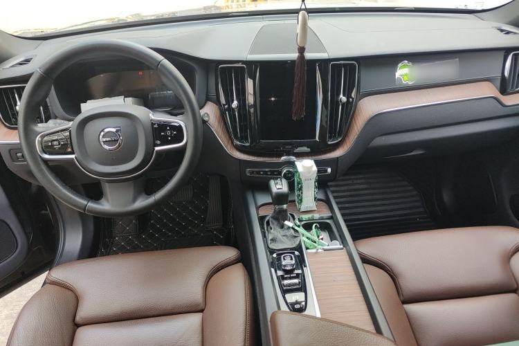 Used Volvo XC60 2021 T5 4x4 Smart Luxury Edition Center Console