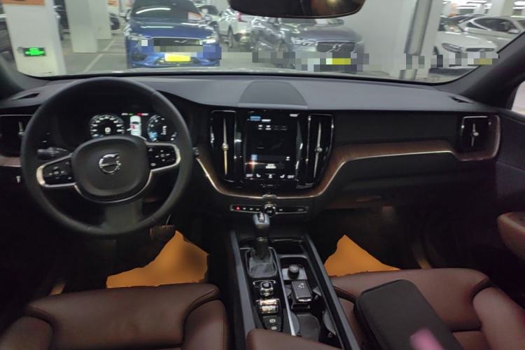 Used Volvo XC60 2021 T5 4x4 Smart Luxury Edition Center Console