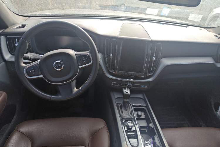 Used Volvo XC60 2021 T5 4x4 Smart Luxury Edition Center Console