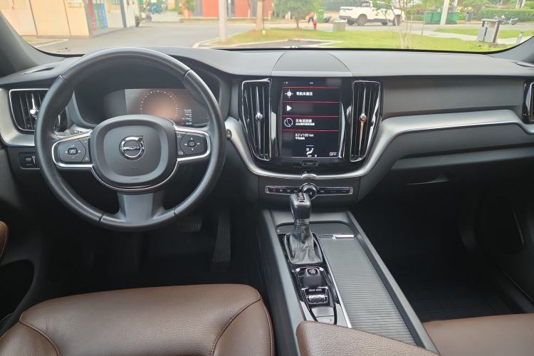 Used Volvo XC60 2021 T5 4x4 Smart Luxury Edition Center Console