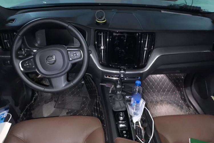 Used Volvo XC60 2021 T5 4x4 Smart Luxury Edition Center Console