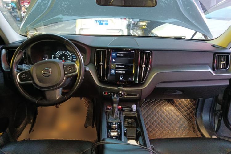 Used Volvo XC60 2021 T5 4x4 Smart Luxury Edition Center Console