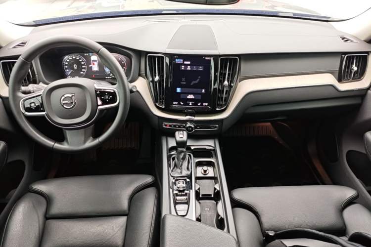 Used Volvo XC60 2021 T5 4x4 Smart Luxury Edition Center Console