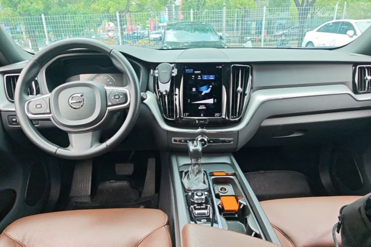 Used Volvo XC60 2021 T5 4x4 Smart Luxury Edition Center Console