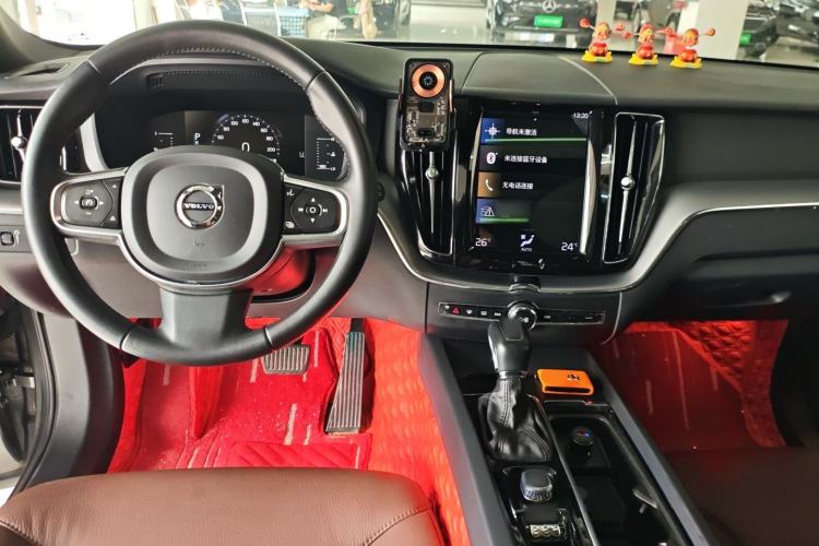 Used Volvo XC60 2021 T5 4x4 Smart Luxury Edition Center Console