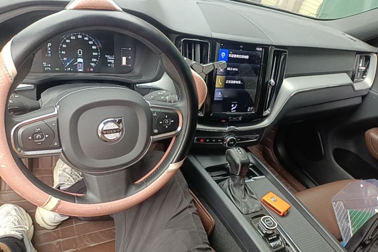 Used Volvo XC60 2021 T5 4x4 Smart Luxury Edition Center Console