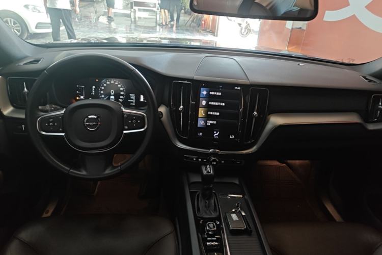 Used Volvo XC60 2021 T5 4x4 Smart Luxury Edition Center Console