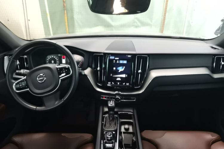 Used Volvo XC60 2021 T5 4x4 Smart Luxury Edition Center Console