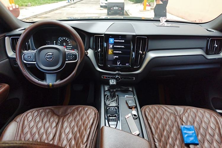 Used Volvo XC60 2021 T5 4x4 Smart Luxury Edition Center Console