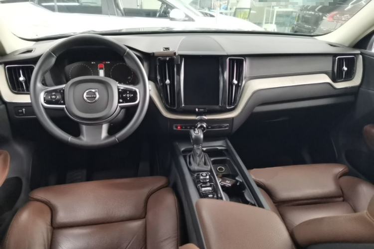 Used Volvo XC60 2021 T5 4x4 Smart Luxury Edition Center Console