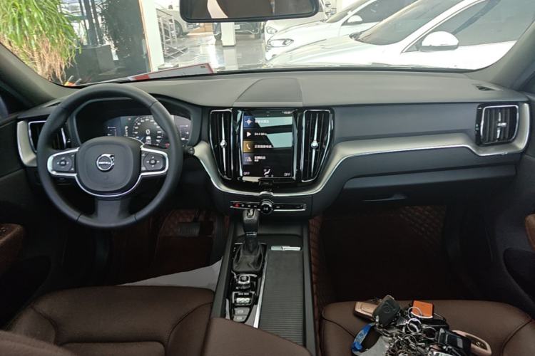 Used Volvo XC60 2021 T5 4x4 Smart Luxury Edition Center Console