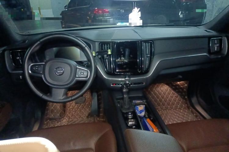 Used Volvo XC60 2021 T5 4x4 Smart Luxury Edition Center Console