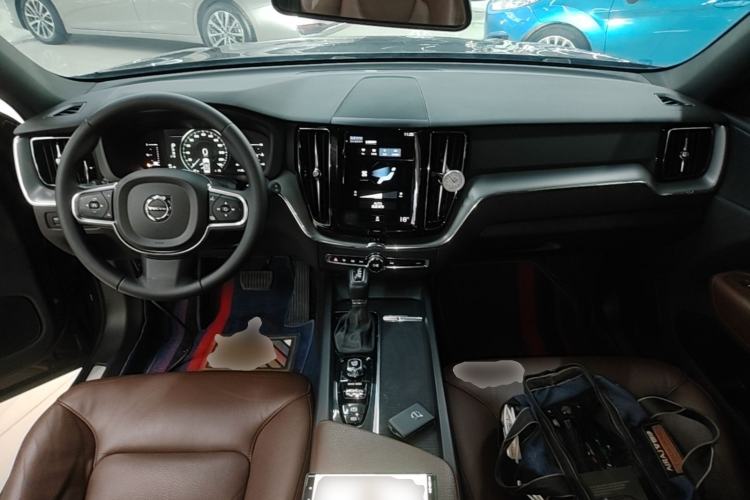 Used Volvo XC60 2021 T5 4x4 Smart Luxury Edition Center Console