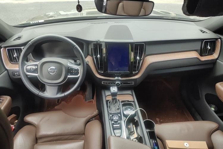 Used Volvo XC60 2021 T5 4x4 Smart Luxury Edition Center Console
