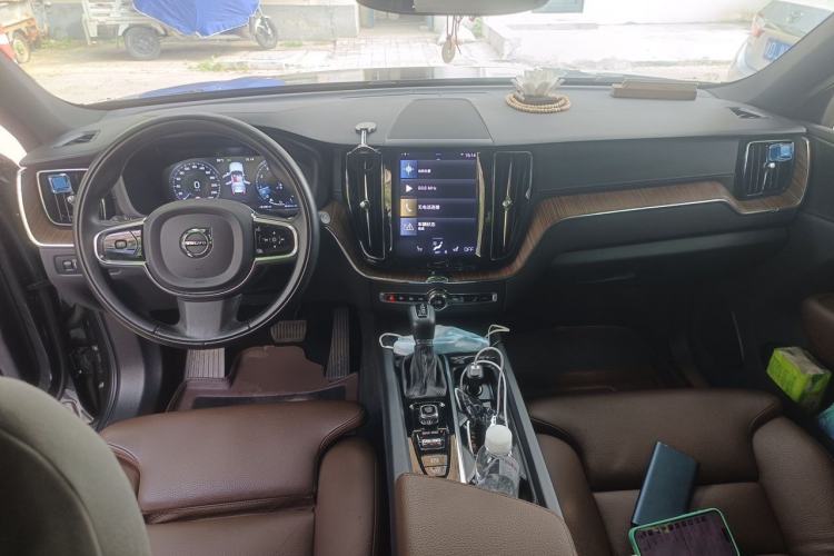 Used Volvo XC60 2021 T5 4x4 Smart Luxury Edition Center Console