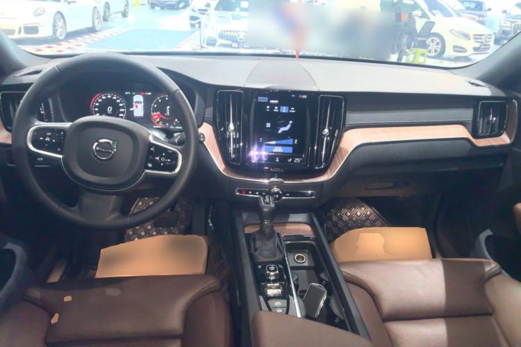 Used Volvo XC60 2021 T5 4x4 Smart Luxury Edition Center Console