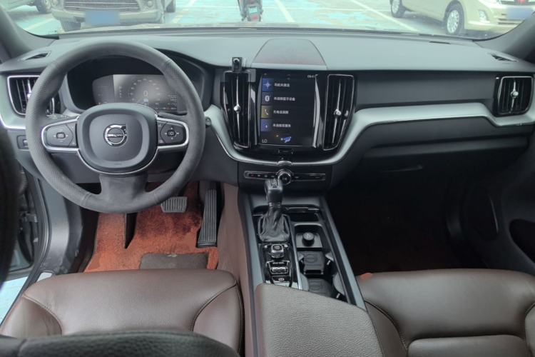 Used Volvo XC60 2021 T5 4x4 Smart Luxury Edition Center Console