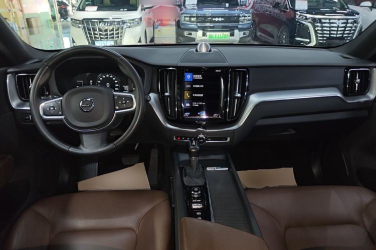 Used Volvo XC60 2021 T5 4x4 Smart Luxury Edition Center Console