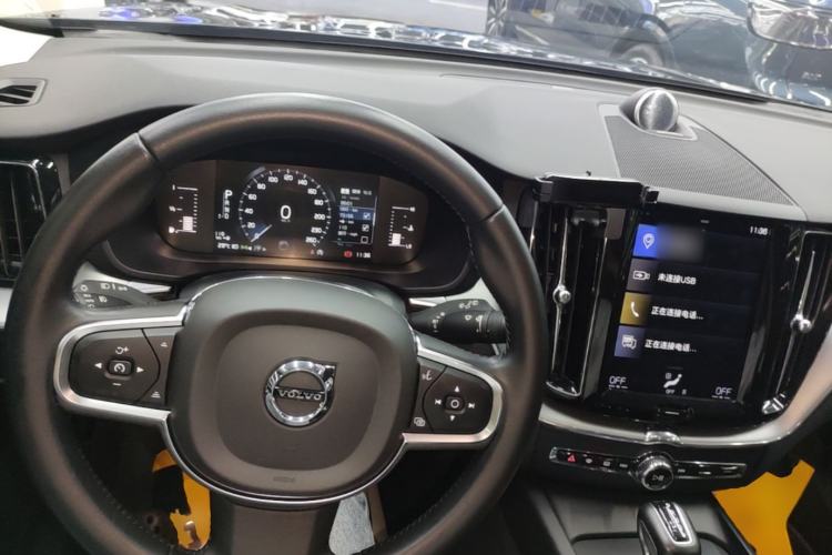 Used Volvo XC60 2021 T5 4x4 Smart Luxury Edition Center Console